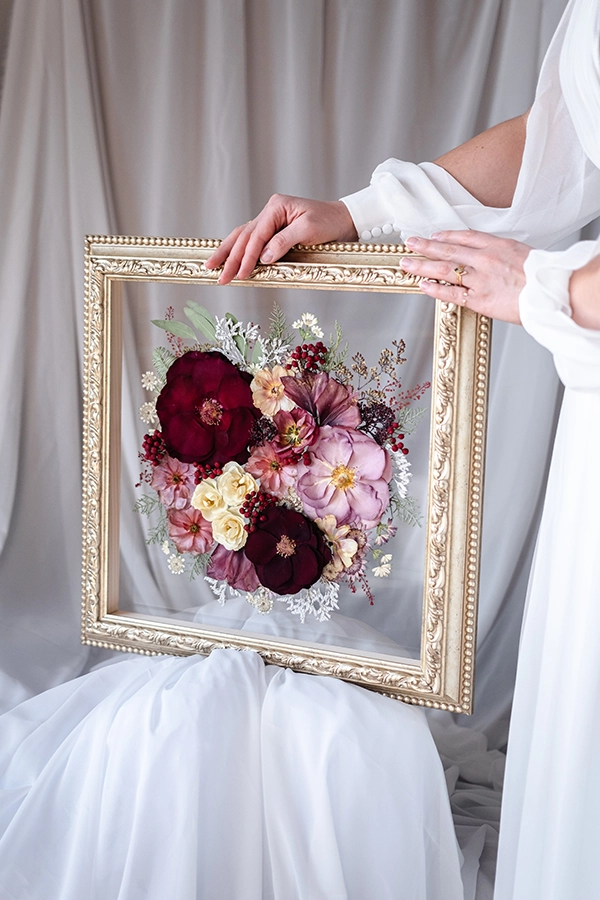 Poročni šopek, sestavljen iz belih liziantusov, roza vrtnic in šlajerja.