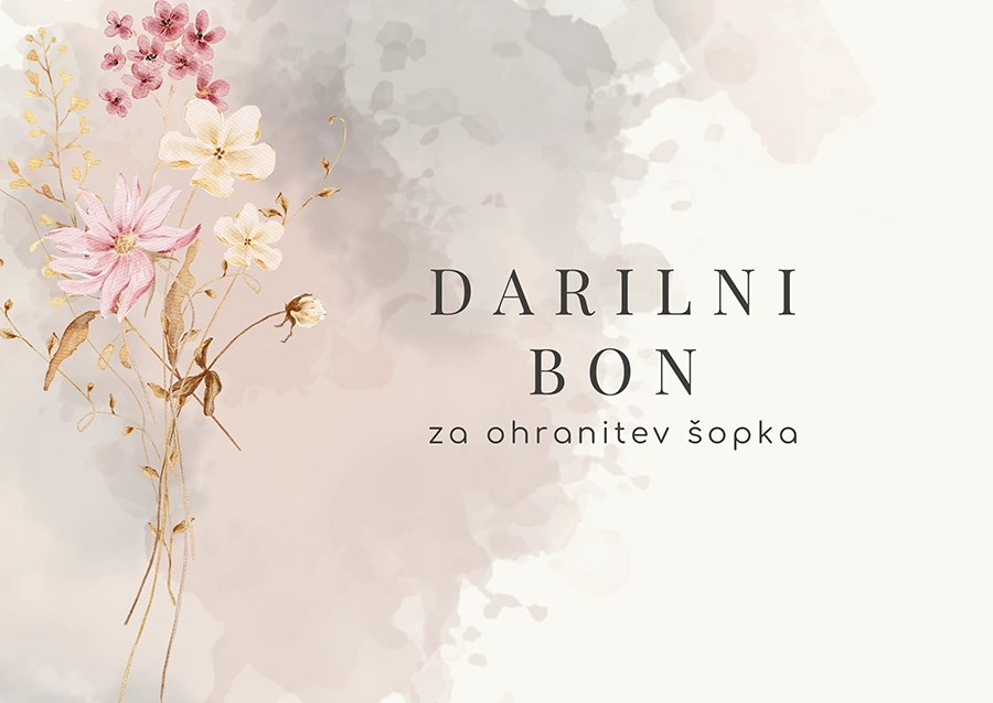 Darilni bon za okvirjanje poročnega šopka na zamegljenem ozadju posušenih cvetnih listov.