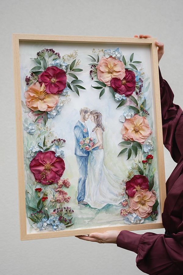 Osnutek aranžmaja prešanega cvetja v klasični razporeditvi cvetov.