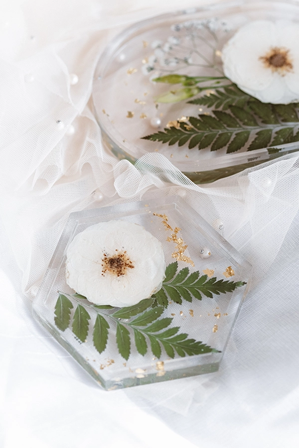 Verižica iz pozlačenega nerjavečega jekla z obeskom v obliki romba. V obesku so v epoksi smoli ujeti 3 posušeni cvetovi bele rese.